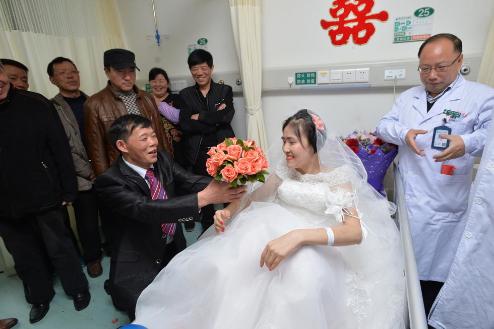 8年男友不离不弃——癌症女孩在病房与男友喜结连理！